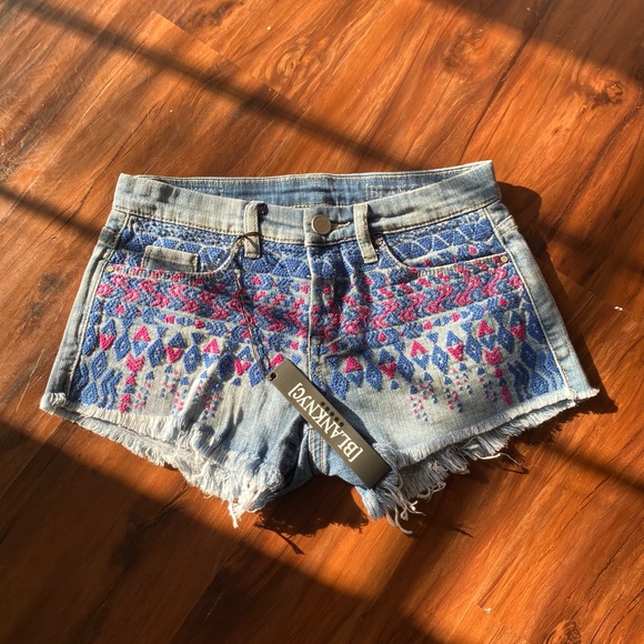 ✨BlankNYC Little Queenie Embroidered Jean Shorts - Picture 2 of 6
